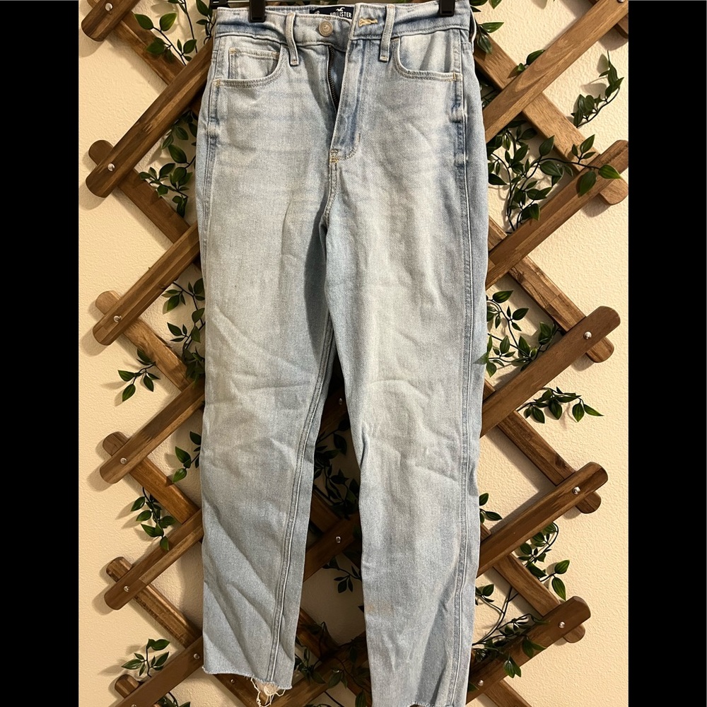 Size 0 Hollister jeans!! Worn once, they fit perfectly!